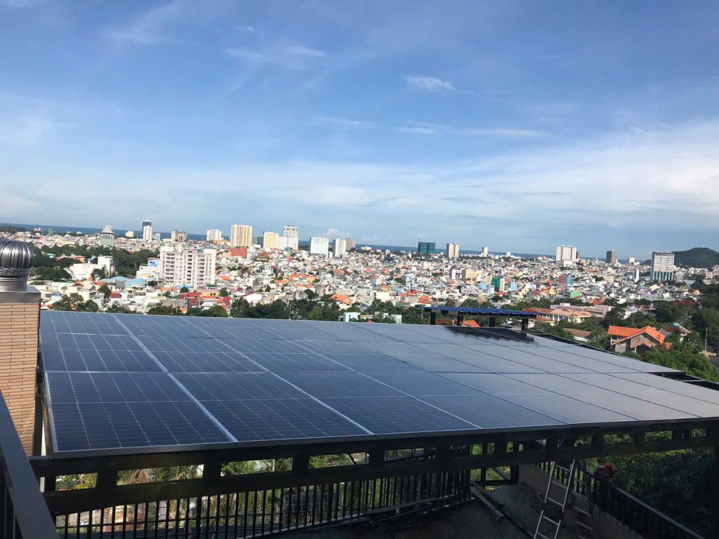 Điện năng lượng mặt trời Đức Thiên Phát thi công phần lập tấm Pin 