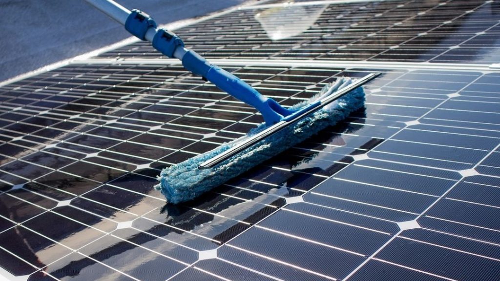 DỊCH VỤ BẢO TRÌ BẢO DƯỠNG HỆ THỐNG ĐIỆN NĂNG LƯỢNG MẶT TRỜI 5 Solar Đức Thiên Phát vệ sinh Pin