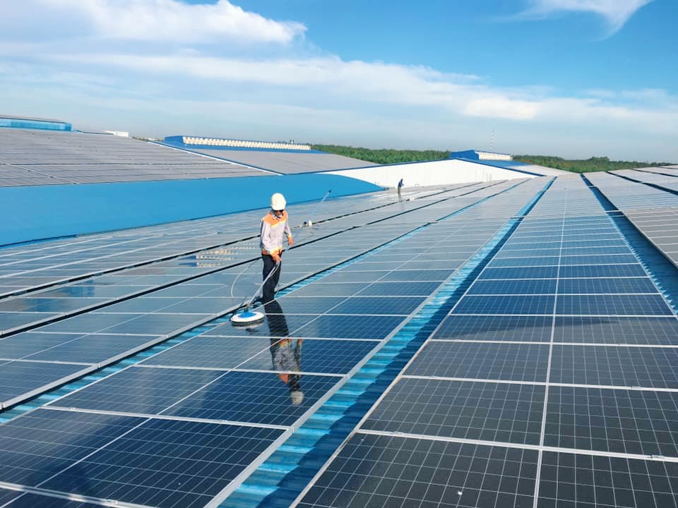 Dịch Vụ Bảo Dưỡng và Vệ Sinh Tấm Pin Năng Lượng Mặt Trời tại Bà rịa Vũng tàu 5 Solar Đức Thiên Phát vệ sinh Pin