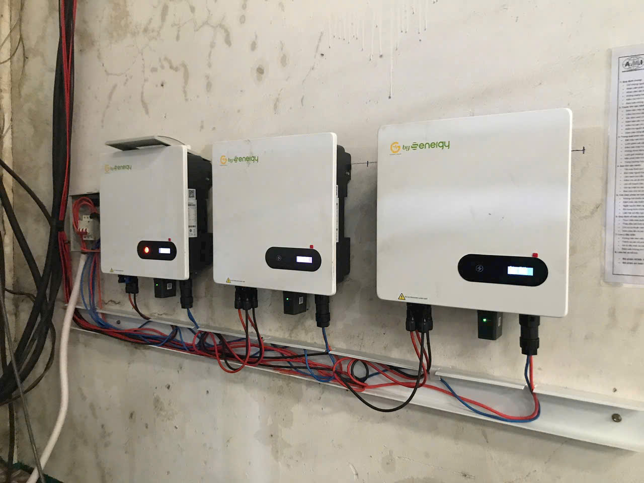 Hình ảnh lắp hệ thống bám tải có lưu trữ song song 3 Inverter 1 pha 8Kw tổng công suất 24Kw Solar Đức Thiên Phát Inverter Senergy