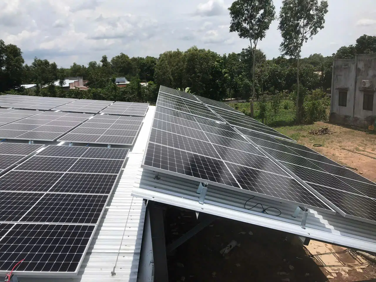 Hình ảnh Solar Đức Thiên Phát thi công phần mái tấm pin 